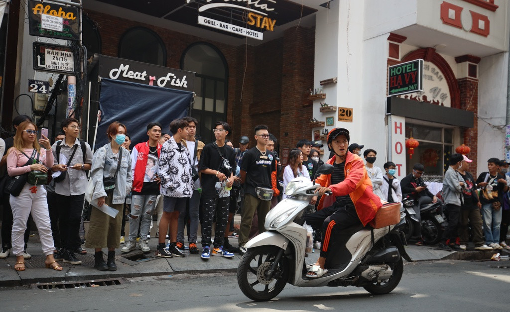 12h trưa, nhiều thí sinh đã xếp hàng từ sáng nhưng vẫn chưa được vào thi. Ê-kíp tổ chức hẹn thí sinh quay lại vào buổi chiều. Người dân đi qua địa điểm đều di chuyển chậm và nhìn vào phía trong một cách hiếu kỳ.