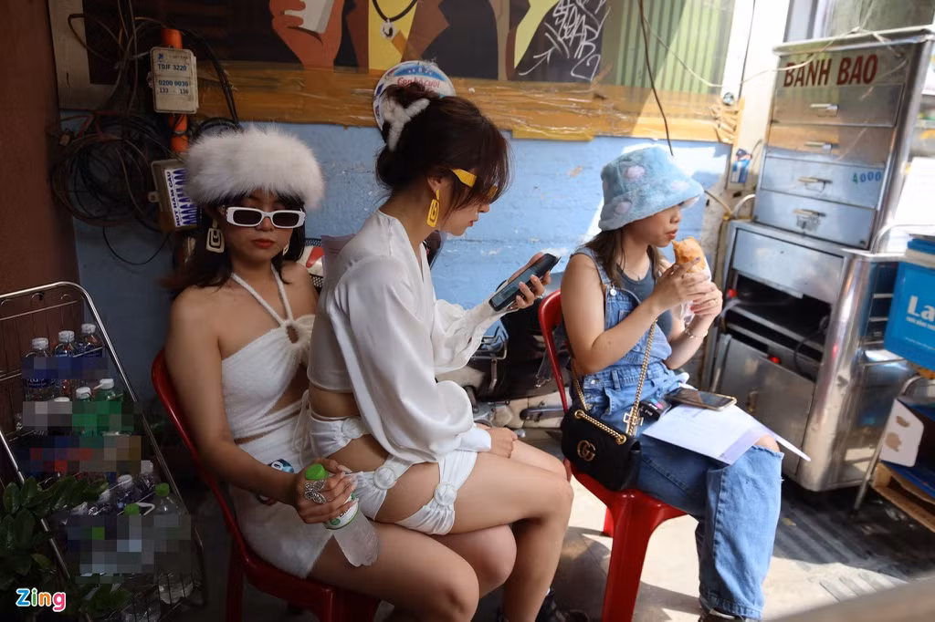 Chờ đợi mệt mỏi, các thí sinh tìm nơi nghỉ ngơi. Tuy nhiên, hàng quán hạn chế mà lượng người tới dự thi quá đông, các thí sinh không có đủ chỗ ngồi. Rapper casting mùa 2 Rap Việt phải in chứng minh nhân dân để làm thủ tục.