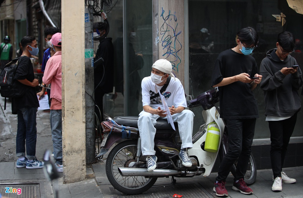Trong các hàng quán, vỉa vè gần quán bar đặt sân khấu, người nhà, bạn bè của thí sinh đến cổ vũ, ủng hộ khá đông. Đạt Maniac - giám khảo King of Rap - cũng xuất hiện tại địa điểm casting ngày đầu để cổ vũ cho đồng đội thuộc nhóm Tổ Quạ.