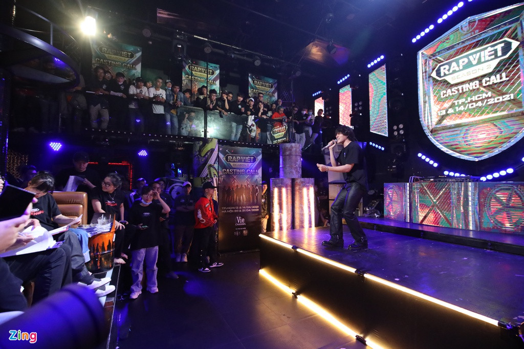 Diễn viên Khương Lê của phim Gái già lắm chiêu cũng tham dự buổi thử giọng của Rap Việt mùa 2, tuy nhiên anh không may mắn giành được tấm vé vào vòng trong. Theo chia sẻ của một số thí sinh, mỗi người chỉ có khoảng 10-20 giây, đủ thời gian thể hiện khoảng 2-3 câu rap để chứng minh tài năng.