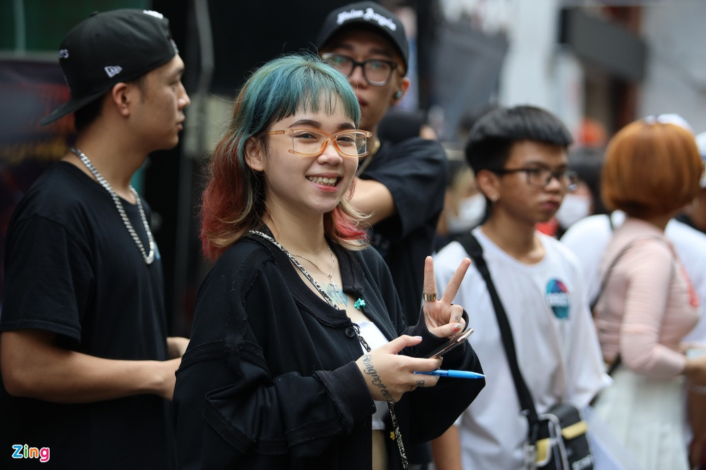 Mùa 2 chương trình đón chào nhiều thí sinh nữ. "Bà ngoại tôi sức khỏe không tốt, bà chỉ có ước mơ được nhìn thấy tôi trên sân khấu Rap Việt. Tôi đến đây mang theo khát vọng của cả tôi và bà", thí sinh Cẩm Tú chia sẻ với Zing.