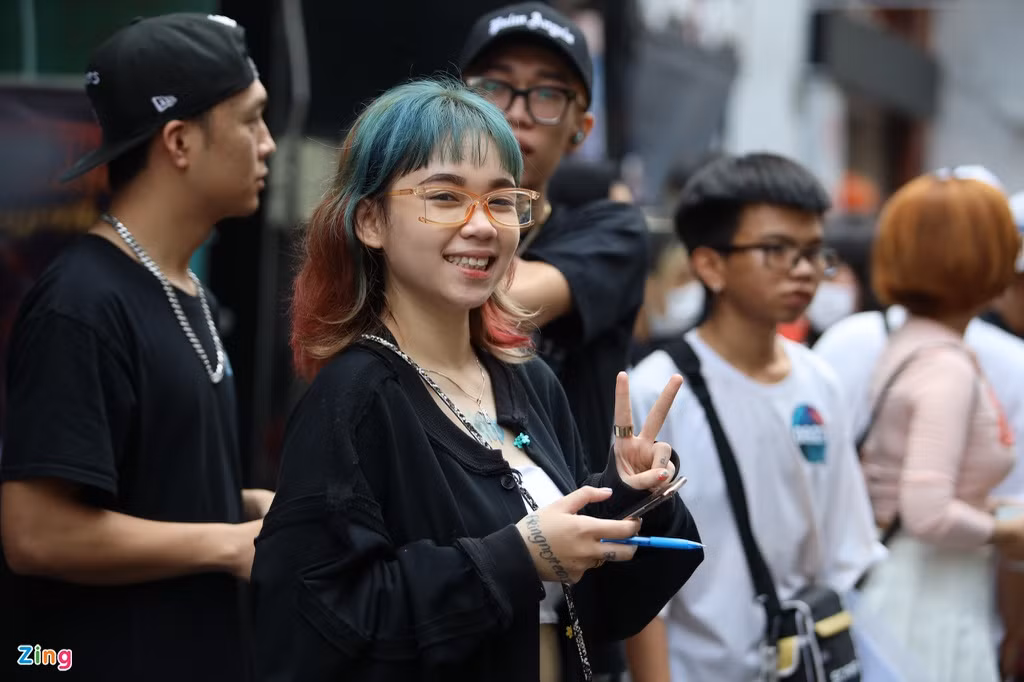 Mùa 2 chương trình đón chào nhiều thí sinh nữ. "Bà ngoại tôi sức khỏe không tốt, bà chỉ có ước mơ được nhìn thấy tôi trên sân khấu Rap Việt. Tôi đến đây mang theo khát vọng của cả tôi và bà", thí sinh Cẩm Tú chia sẻ với Zing.