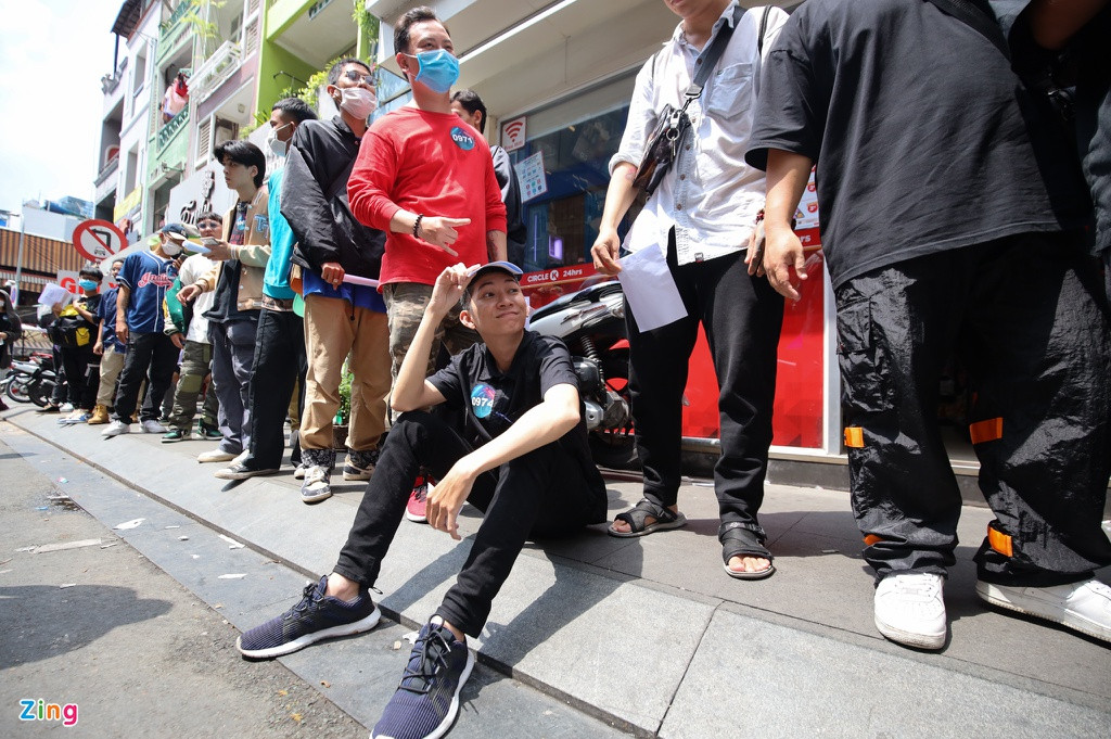 Vì có quá nhiều người đăng ký casting, hàng nghìn bạn trẻ xếp hàng ngoài trời, chịu đứng nắng nóng gay gắt để chờ tới lượt dự thi. Theo chia sẻ của một thí sinh, anh đã có mặt tại địa điểm từ 5-6h sáng, nhưng ngay từ lúc đó đã có nhiều người xếp hàng.