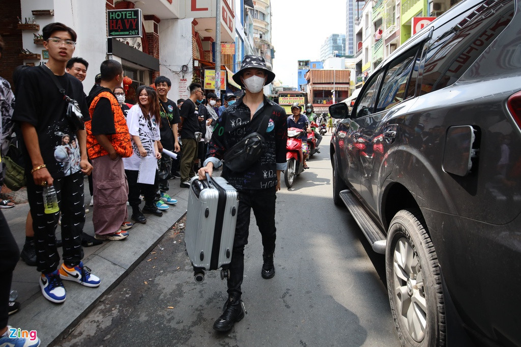 Các thí sinh xếp hàng dài gần hết con phố ở Bùi Viện. Không ít bạn trẻ từ tỉnh, thành khác còn mang theo vali hành lý.