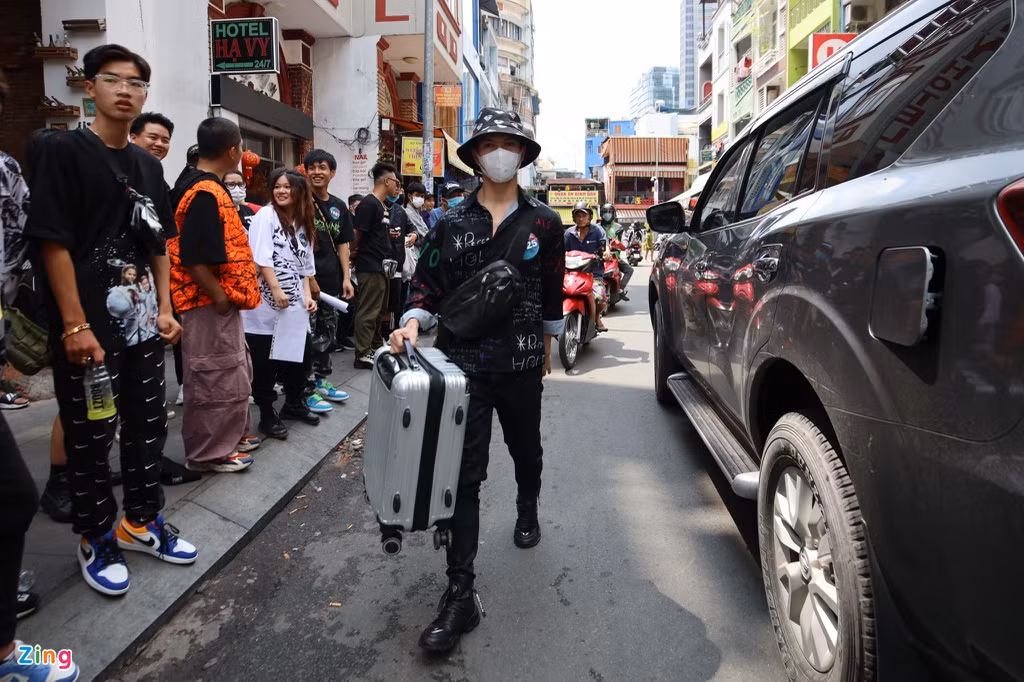 Các thí sinh xếp hàng dài gần hết con phố ở Bùi Viện. Không ít bạn trẻ từ tỉnh, thành khác còn mang theo vali hành lý.