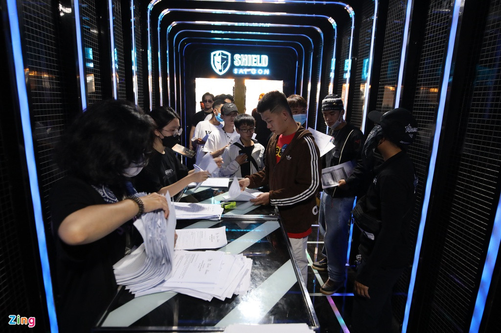 Khu vực check-in luôn tấp nập thí sinh tới báo danh, chờ tới lượt vào thử sức. Theo ghi nhận của phóng viên hiện trường, độ tuổi thí sinh khá đa dạng, từ các bạn học sinh tới rapper ngoài 30 tuổi.