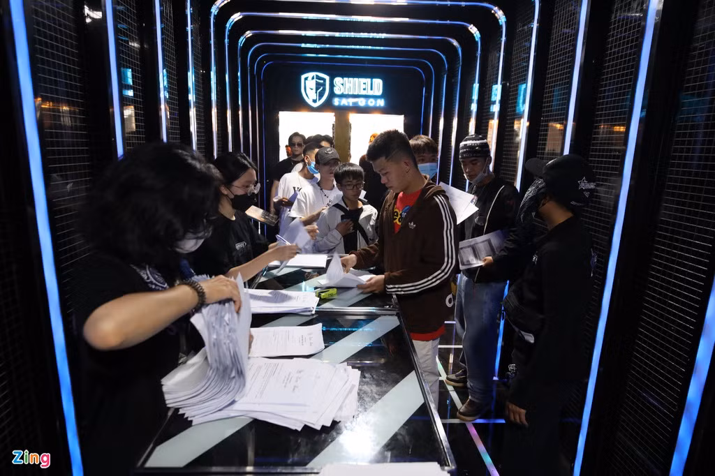 Khu vực check-in luôn tấp nập thí sinh tới báo danh, chờ tới lượt vào thử sức. Theo ghi nhận của phóng viên hiện trường, độ tuổi thí sinh khá đa dạng, từ các bạn học sinh tới rapper ngoài 30 tuổi.