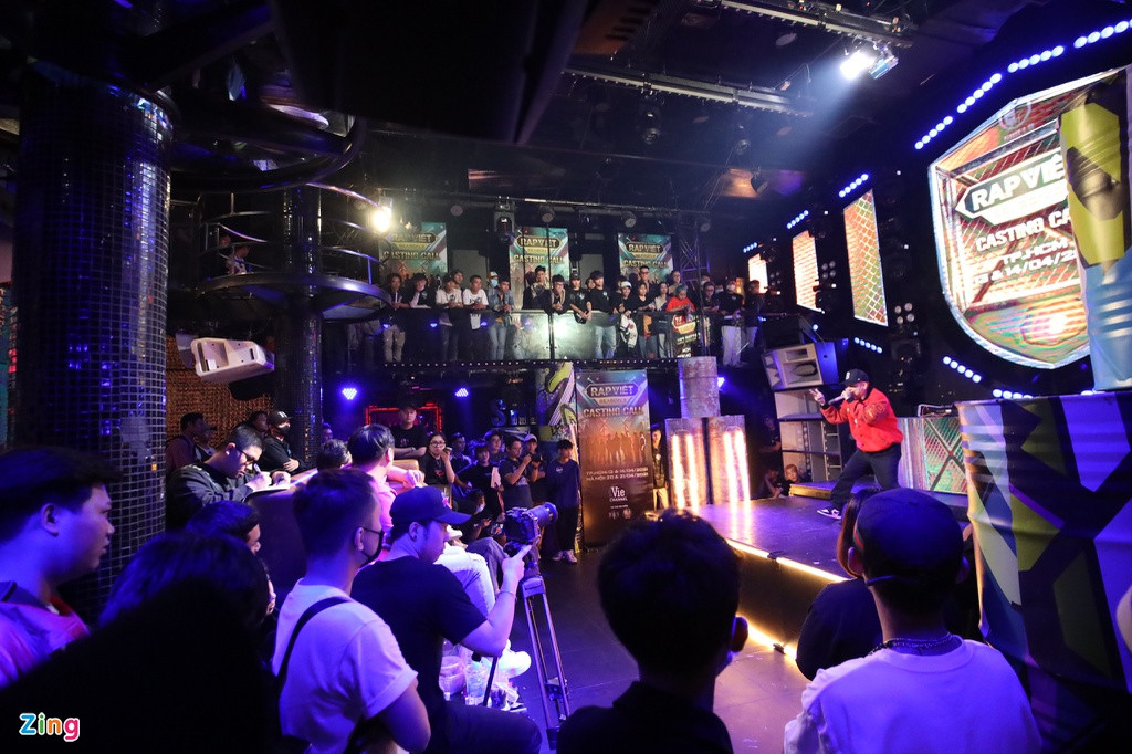 Ngày 13-14/4, chương trình Rap Việt tổ chức buổi casting mùa 2. Sân khấu biểu diễn được đặt tại một quán bar ở Bùi Viện. Hai vị giám khảo của buổi casting là Hoàng Tourliver và Rhymastic. Không gian biểu diễn khá bé nên chỉ có sự xuất hiện của ban giám khảo, ê-kíp ghi hình và một số thí sinh đến lượt thi.