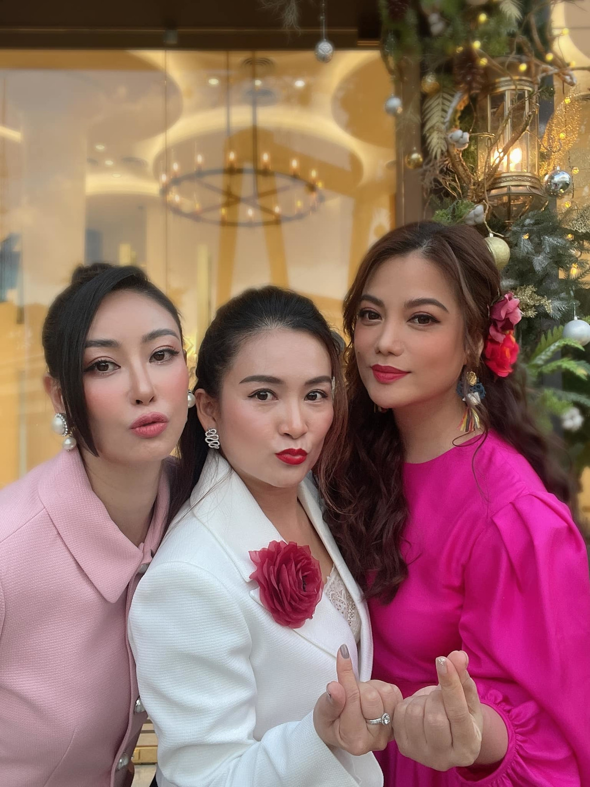 Trương Ngọc Ánh hội ngộ hội bạn thân Hà Kiều Anh cùng bà xã Bình Minh dịp cuối tuần.