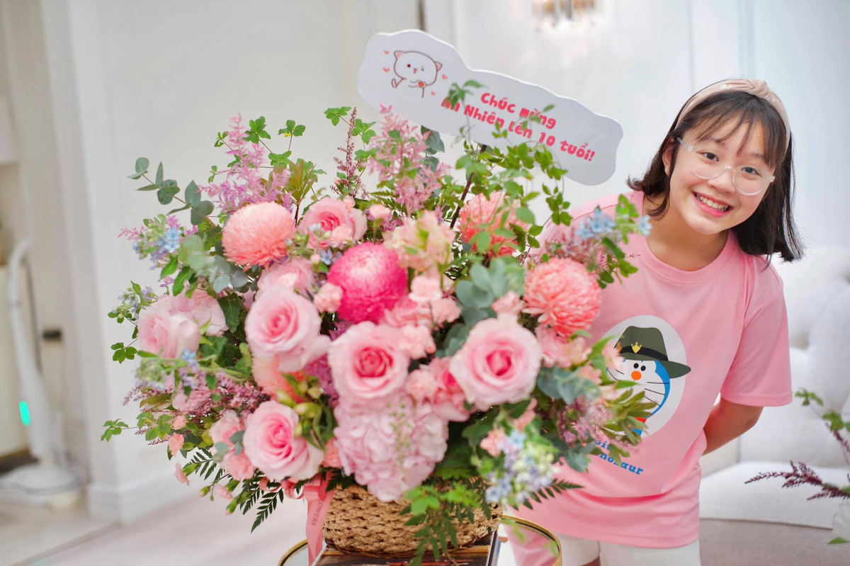 Con gái MC Diệp Chi năm nay 10 tuổi. Cô nhóc được khen xinh đẹp, dễ thương. Sumo được mẹ rèn tính tự lập từ nhỏ, có thể giúp đỡ mẹ việc nhà, nấu cơm, dọn dẹp.