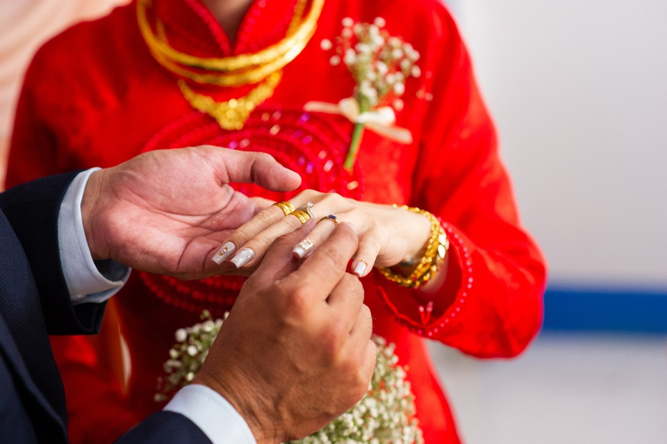 Cả hai thực hiện các nghi thức truyền thống như thắp hương tổ tiên, trao nhẫn... trước khi tổ chức tiệc cưới.