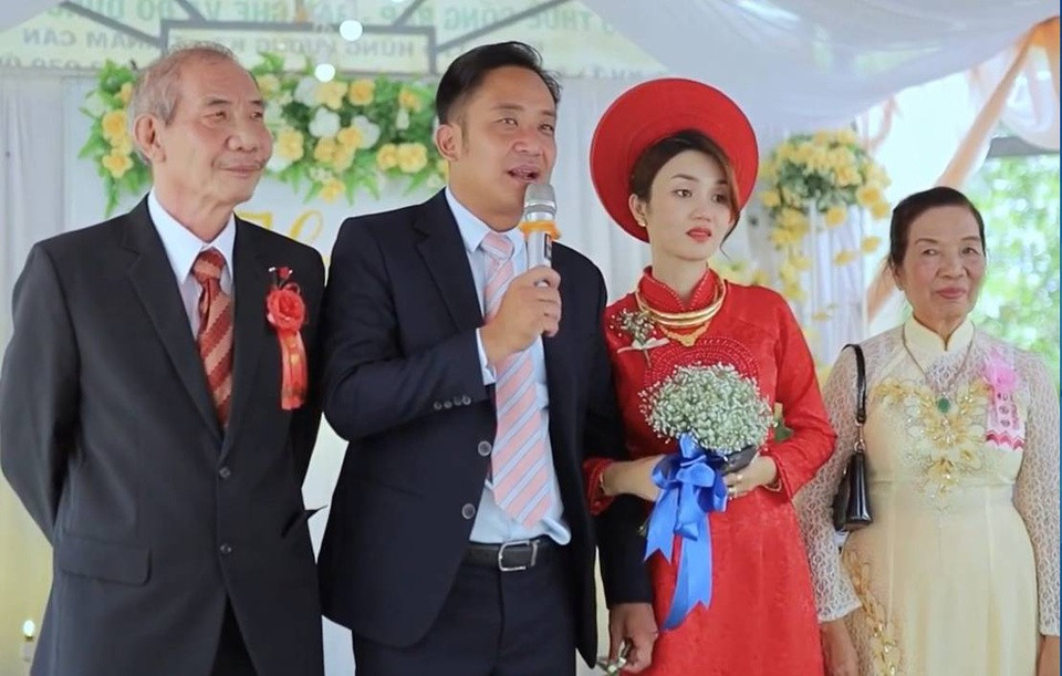 Đình Hiếu thay mặt gia đình cảm ơn mọi người đã đến dự và chúc phúc cho mình. Anh là MC, diễn viên quen thuộc của màn ảnh nhỏ miền Nam. Đình Hiếu góp mặt trong nhiều bộ phim như Hương phù sa, Nghề báo, Gọi giấc mơ về, Sóng gió cuộc đời, Cổng mặt trời...