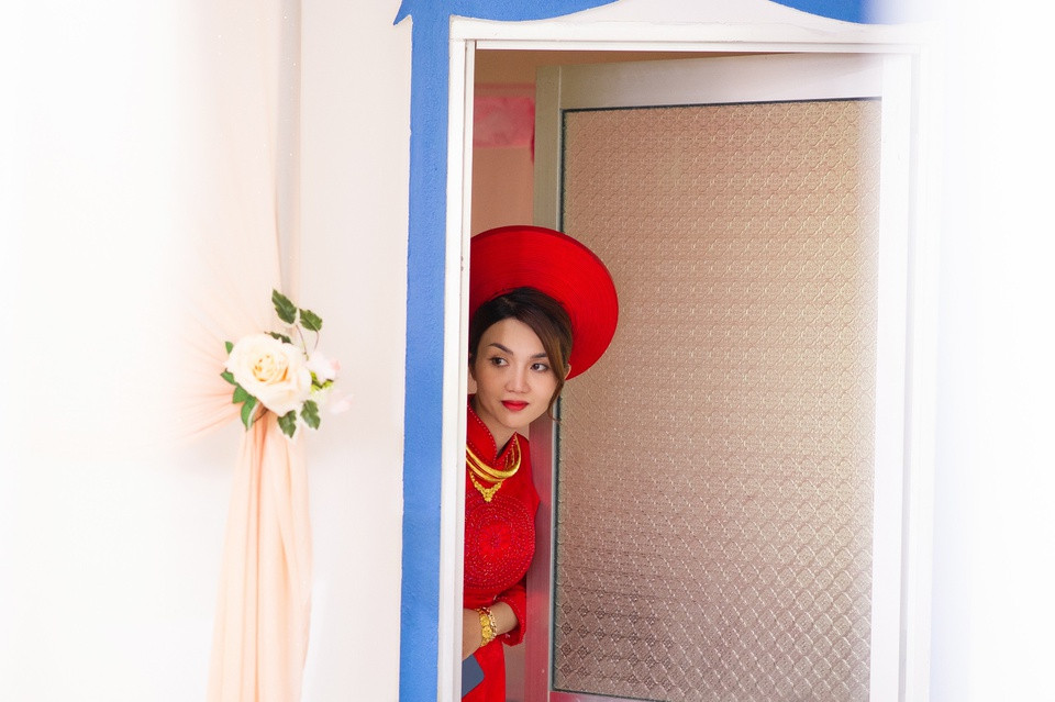 Đình Hiếu tiết lộ Ngọc Hân kém anh 8 tuổi. Cô không hoạt động trong showbiz nhưng thông cảm, chia sẻ với công việc của chồng. "Trong suốt thời gian gắn bó, mối quan hệ của chúng tôi nhẹ nhàng, hầu như không có mâu thuẫn. Tôi cảm thấy cô ấy phù hợp nên quyết định gắn bó", diễn viên Cổng mặt trời nói.