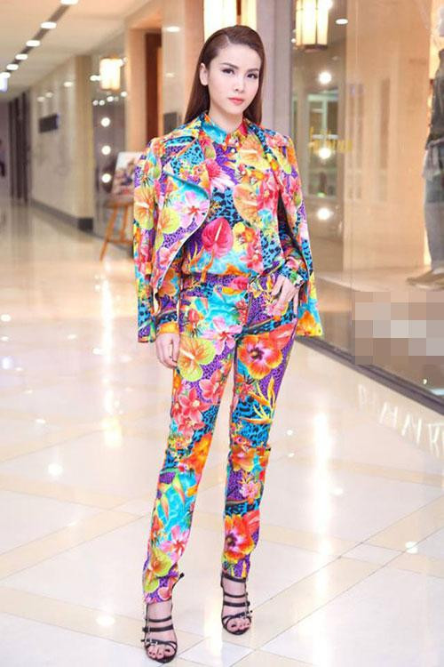 Yến Trang trông như ''tắc kè hoa'' trong bộ suit hoa hòe từ đầu đến chân, thêm đôi giày cao gót dây chằng chịt càng khiến diện mạo của cô nàng trở nên rườm rà, rối rắm.