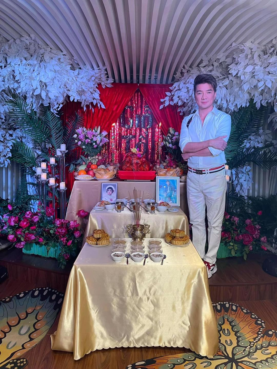 Nam ca sĩ bày tỏ: "Xin cho con được bình yên, may mắn, được khán giả yêu thương. Cho con được tỏa sáng và tiếp tục cấp visa ở vị trí này thêm 10 năm nữa".