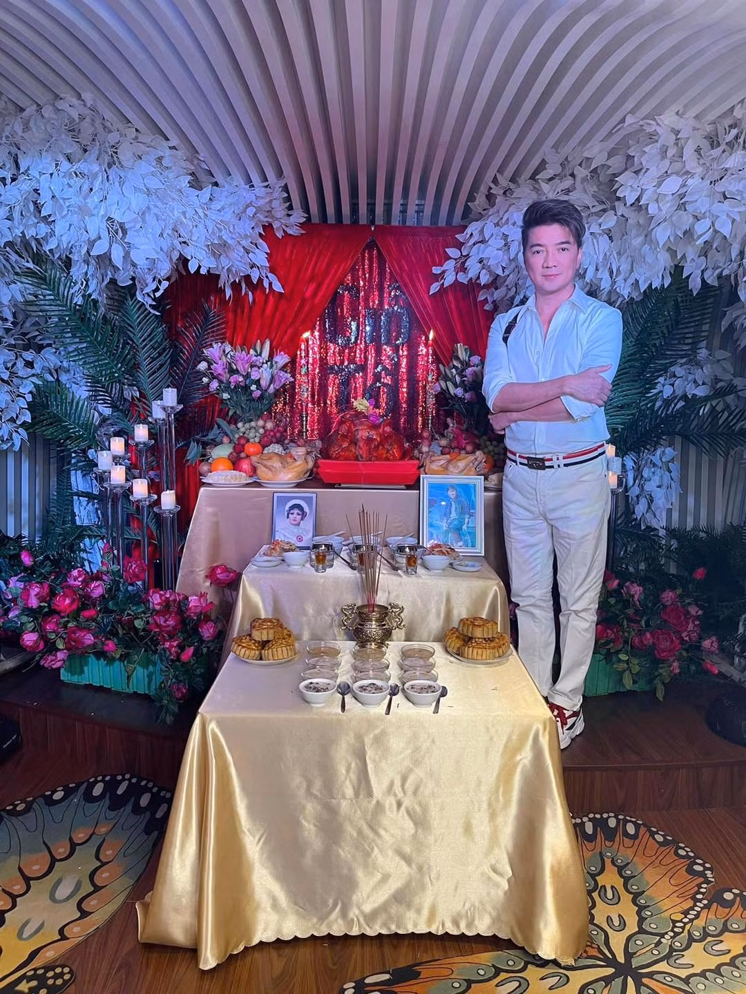 Nam ca sĩ bày tỏ: "Xin cho con được bình yên, may mắn, được khán giả yêu thương. Cho con được tỏa sáng và tiếp tục cấp visa ở vị trí này thêm 10 năm nữa".