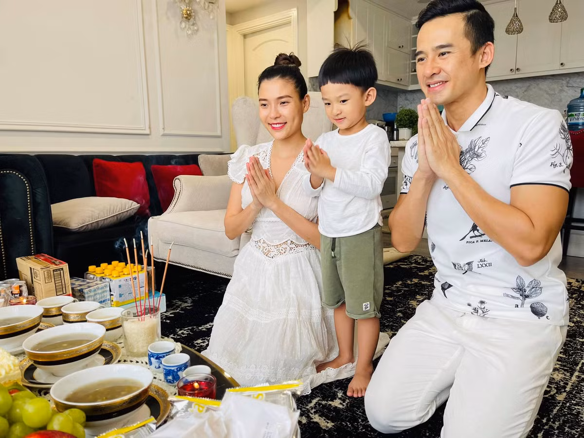 Vợ chồng Lương Thế Thành - Thúy Diễm và cậu con trai lễ Tổ tại nhà.