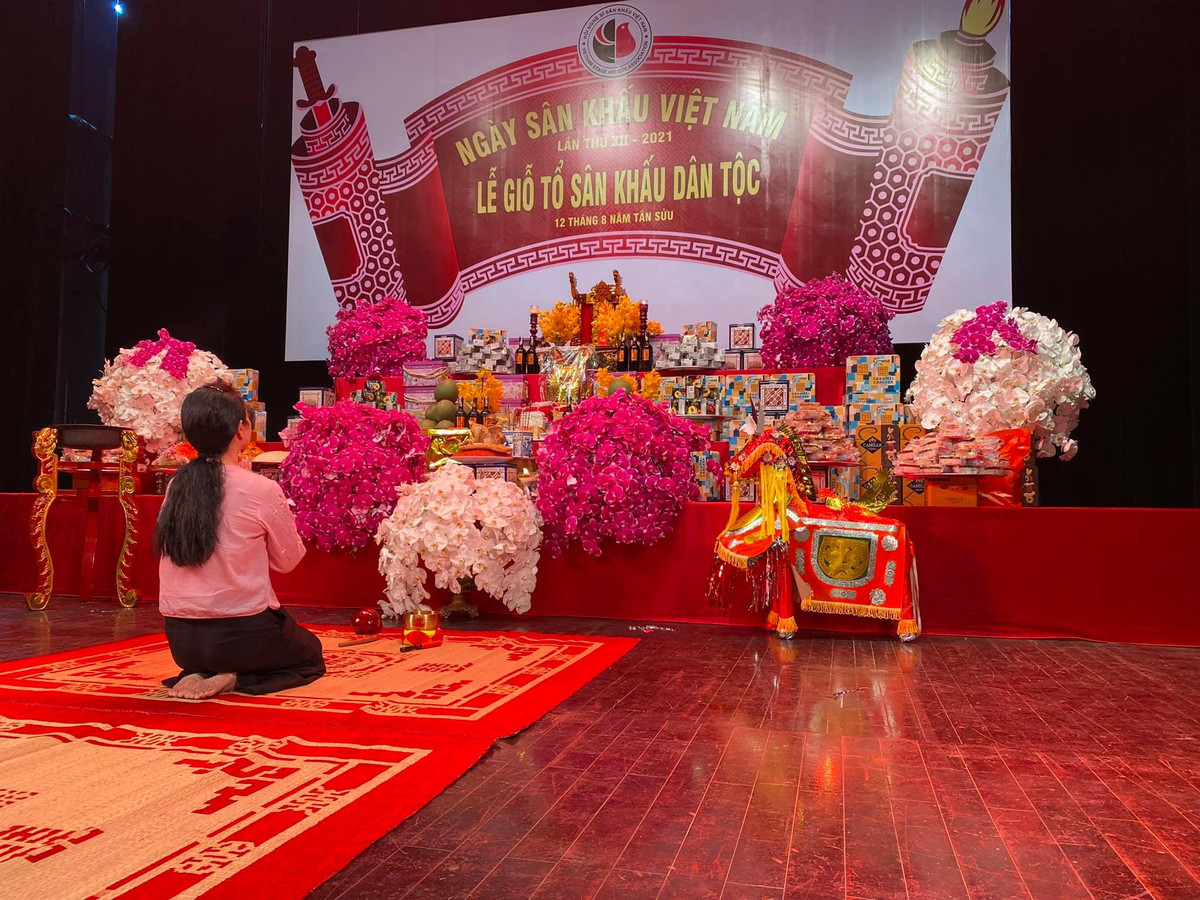 NSND Lan Hương ngậm ngùi trước khung cảnh vắng vẻ trong ngày giỗ Tổ nghề sân khấu.