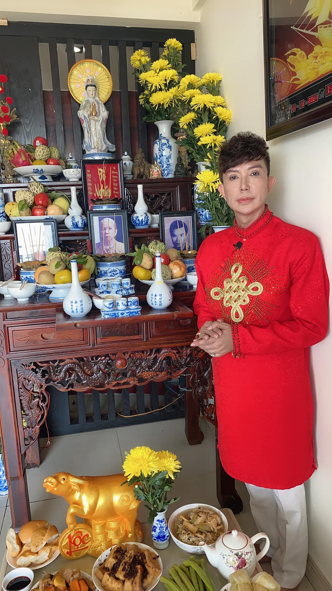 Ca sĩ Long Nhật cũng thành tâm thắp hương cúng Tổ nghề.