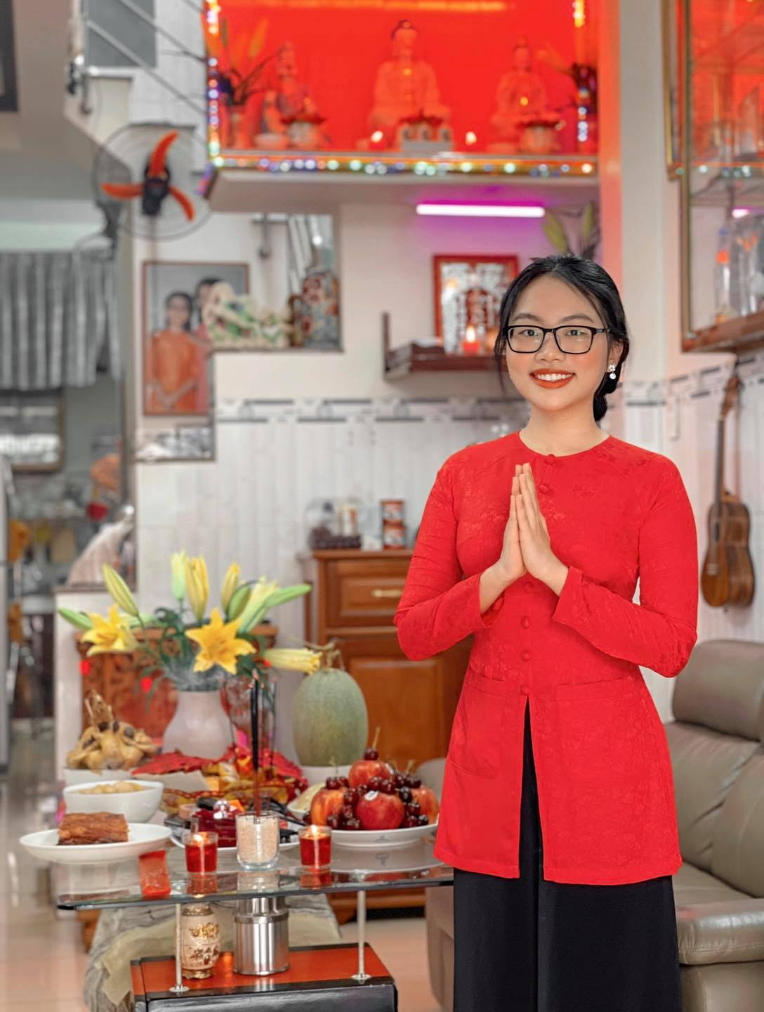 Phương Mỹ Chi cúng Tổ nghề tại nhà mùa dịch. Mới đây, Phương Mỹ Chi và các thành viên trong gia đình đã chiến thắng COVID-19.