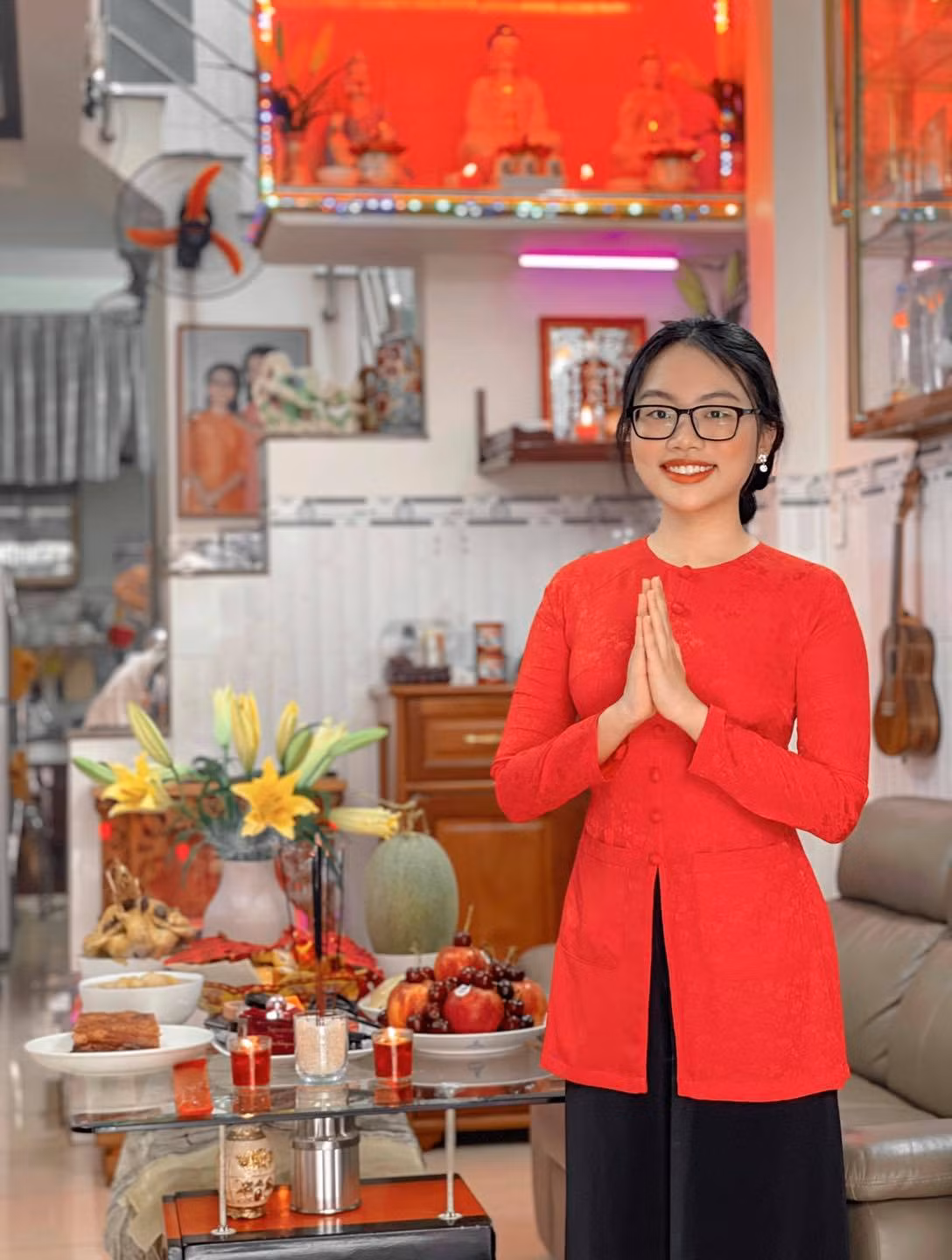 Phương Mỹ Chi cúng Tổ nghề tại nhà mùa dịch. Mới đây, Phương Mỹ Chi và các thành viên trong gia đình đã chiến thắng COVID-19.