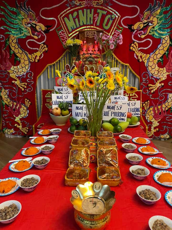 Nghệ sĩ cải lương Kim Tử Long bày biện đẹp mắt để cúng Tổ.