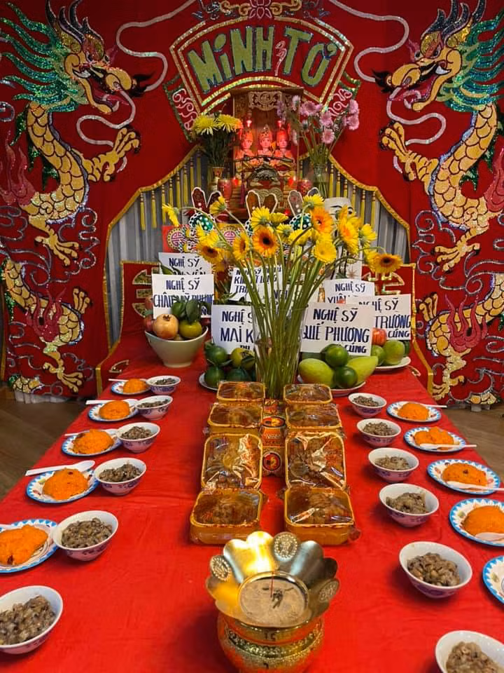 Nghệ sĩ cải lương Kim Tử Long bày biện đẹp mắt để cúng Tổ.