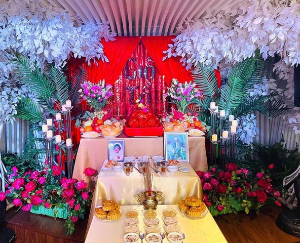 Do tình hình dịch bệnh COVID-19, năm nay lễ cúng Tổ nghề được nhiều sao Việt tổ chức tại nhà. Đàm Vĩnh Hưng chia sẻ, đây là lần đầu tiên anh tự trang trí cả đêm, chuẩn bị cho giỗ Tổ.