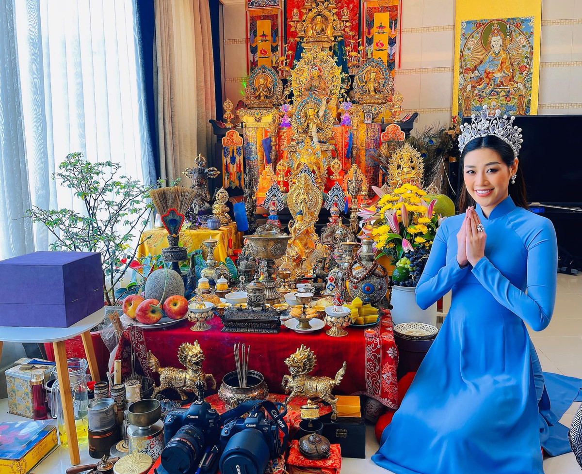 Hoa hậu Khánh Vân diện áo dài trong lễ giỗ Tổ nghề. Nàng hậu cầu xin Tổ nghiệp soi sáng để cô có được bản lĩnh mạnh mẽ, thực hiện được sứ mệnh lan tỏa yêu thương đến mọi người.