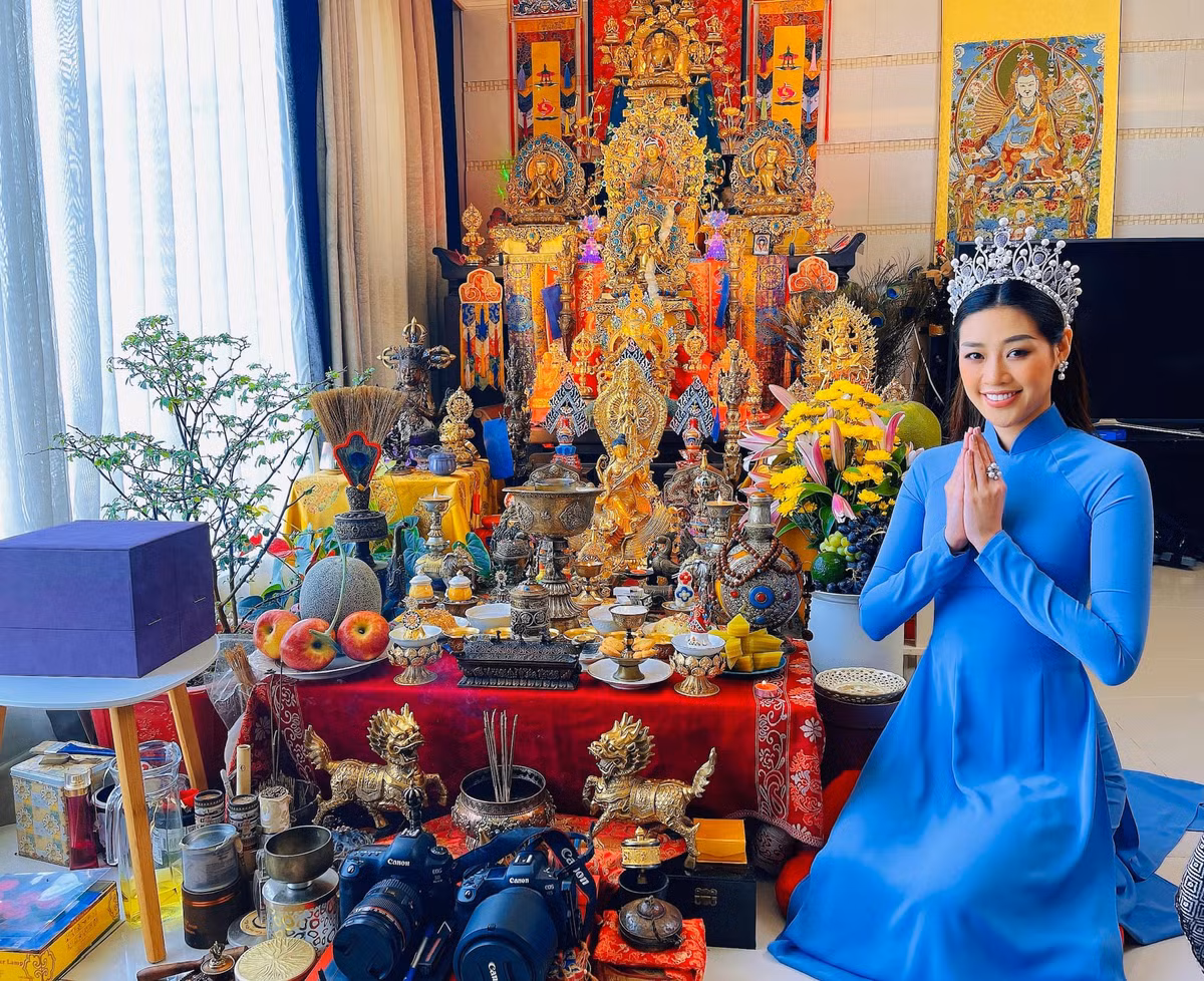 Hoa hậu Khánh Vân diện áo dài trong lễ giỗ Tổ nghề. Nàng hậu cầu xin Tổ nghiệp soi sáng để cô có được bản lĩnh mạnh mẽ, thực hiện được sứ mệnh lan tỏa yêu thương đến mọi người.