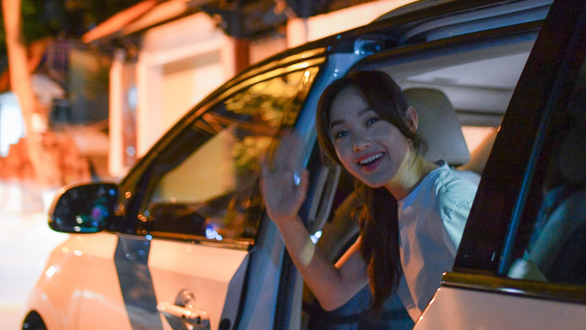 Tạm biệt mọi người, tôi lên xe để trở về nhà. Vậy là hôm nay tôi đã làm việc liên tục 14 tiếng đồng hồ. Thế nhưng, tôi không cảm thấy mệt mỏi vì phim ảnh là đam mê lớn nhất của tôi hiện tại.