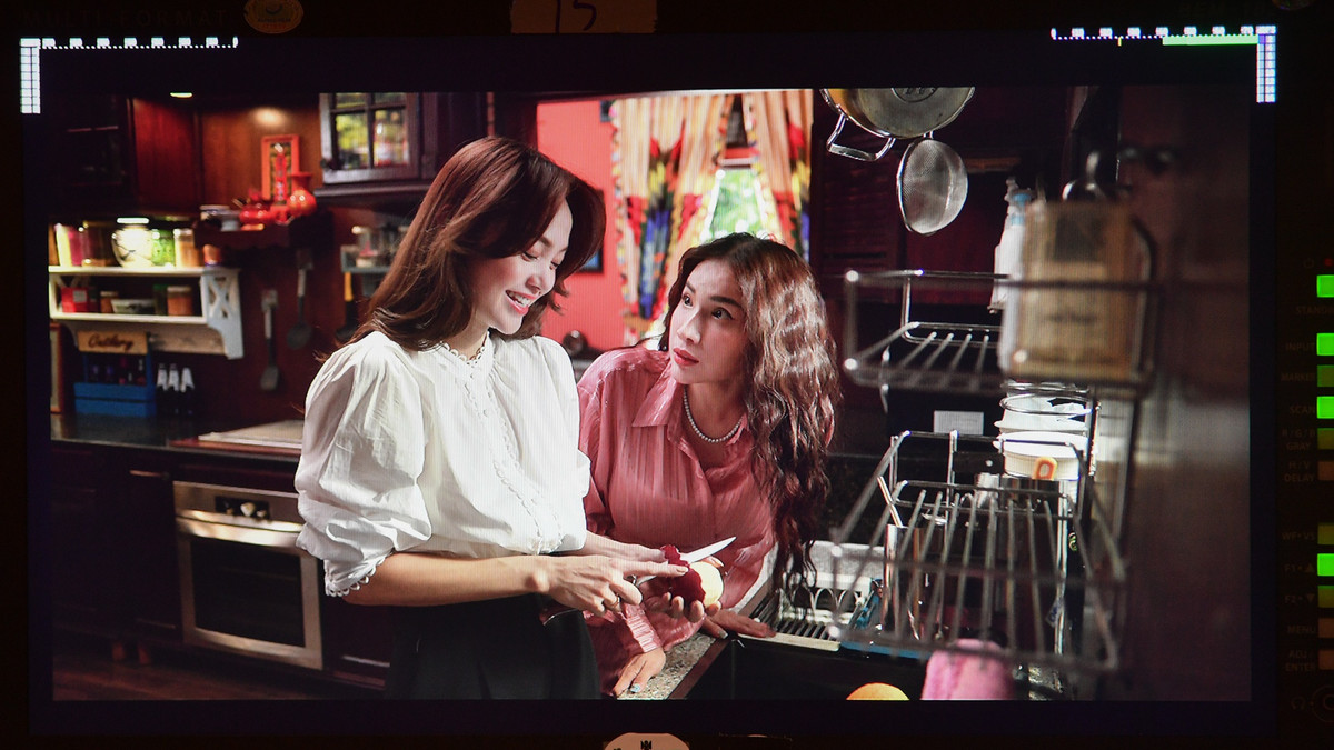 Khả Như đóng vai chị chồng của tôi trong phim. Đây là lần đầu tôi hợp tác với cô ấy ở lĩnh vực truyền hình. Tôi và Khả Như bằng tuổi. Tính cô ấy vui, hài hước nên hai người khá ăn ý khi diễn chung.