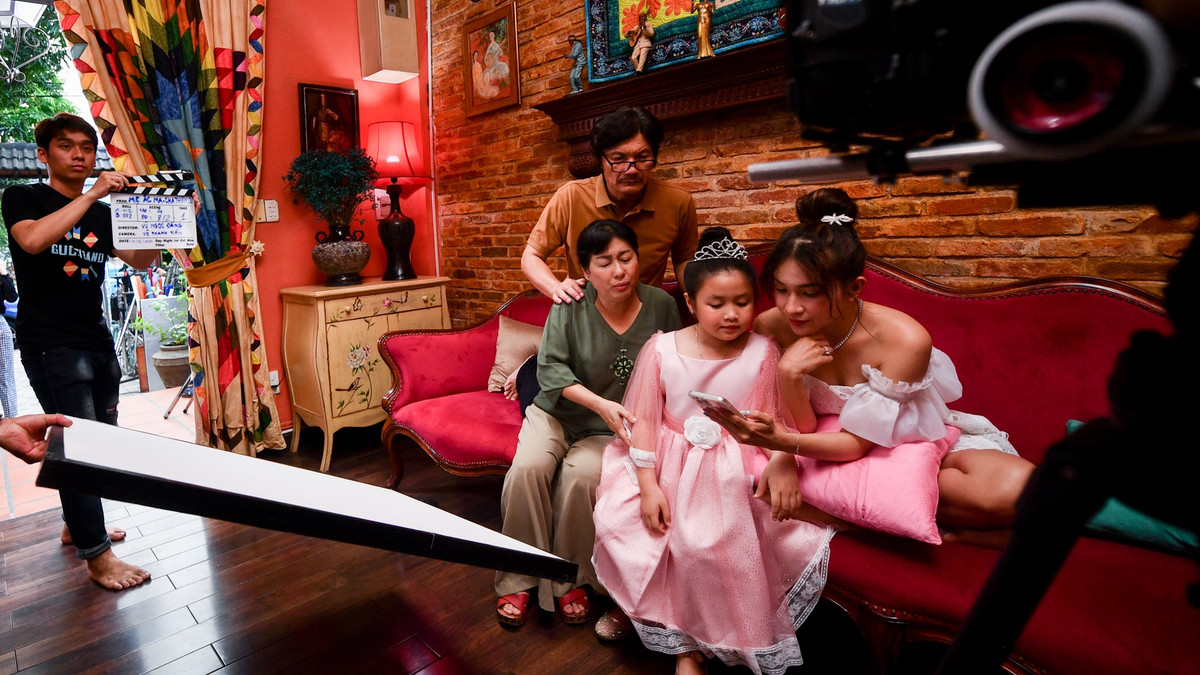 Bé Ngân Chi mới 10 tuổi nhưng đã có 6 năm kinh nghiệm đóng phim. Gần nhất, cô bé được yêu mến với vai Bù Tọt trong tác phẩm Bố già của Trấn Thành. Trong phim này, cô bé trở thành con gái của tôi.