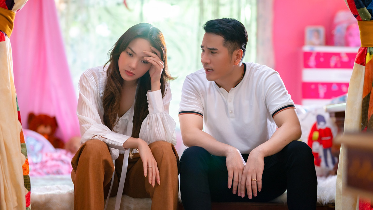 Trần Huy Anh vào vai chồng của tôi. Cậu ấy ít hơn tôi hai tuổi nhưng chững chạc, chín chắn. Trước khi bắt đầu những cảnh quay, tôi và Huy Anh có bàn bạc về lời thoại, cách diễn. Trong phim cũng có nhiều nghệ sĩ tên tuổi như NSƯT Công Ninh, Thanh Thủy, Khả Như…