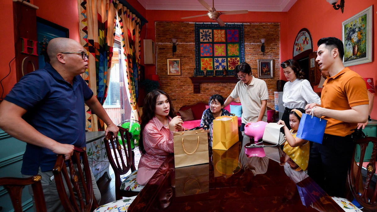 Mẹ ác ma, cha thiên sứ được làm lại từ series Mẹ hổ, bố mèo nổi tiếng của Trung Quốc. Tuy nhiên, bác Đãng và nhóm biên kịch sáng tạo nhiều chi tiết mới để phù hợp với bối cảnh và văn hóa Việt Nam. Trước khi nhận vai chính, tôi cũng chưa xem phim gốc. Đó là nguyên tắc bất di bất dịch của tôi khi đóng phim. Tôi không muốn mình bị ảnh hưởng lối diễn từ người khác.