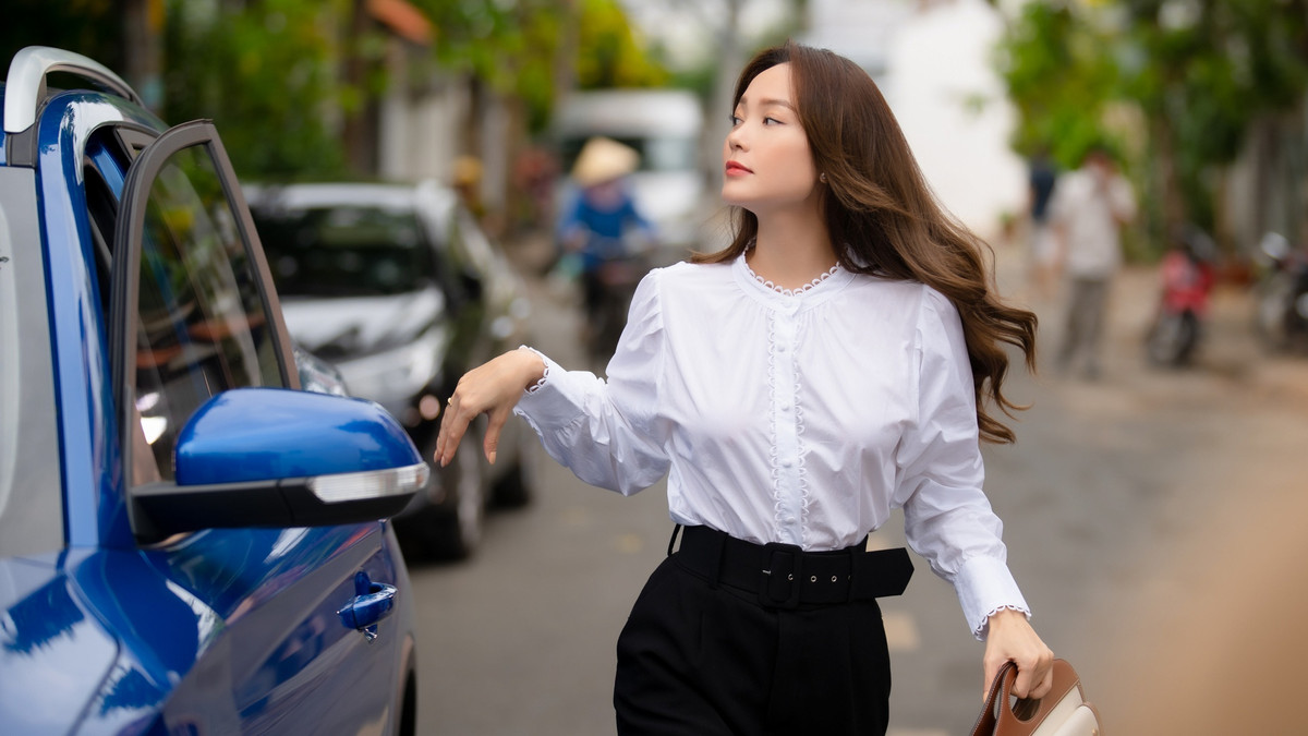 Những trang phục tôi mặc trong phim đa phần là áo sơ mi, quần tây thanh lịch và nữ tính. May mắn là bác Đãng ưng ý với các set đồ do tôi chuẩn bị.