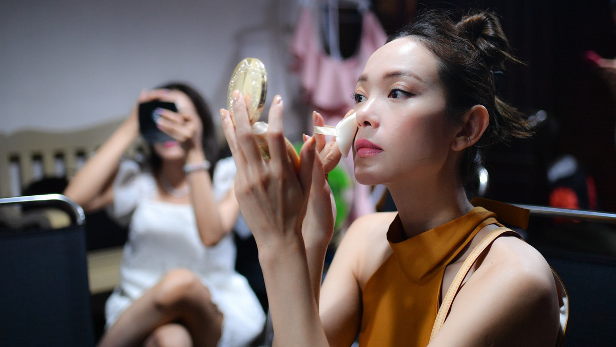 Trong Mẹ ác ma, cha thiên sứ, tôi vào vai Võ Tất Thắng – một cô gái văn phòng, người mẹ có tính cách mạnh mẽ và quyết liệt. Tôi mang theo 3 vali quần áo. Trước khi bước vào cảnh quay đầu tiên, tôi tự trang điểm cho mình.