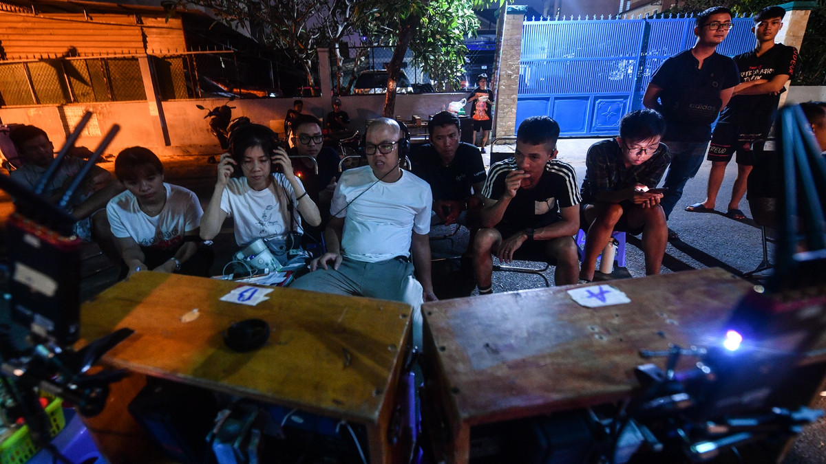 Bác Đãng là người nghiêm túc và khá khó tính. Đối với một cảnh quay, bác Đãng có thể yêu cầu diễn lại 5-7 lần sao cho mượt nhất. Không chỉ ngồi một chỗ trước monitor, bác còn liên tục chạy đi chạy lại để góp ý cách diễn cho chúng tôi. Diễn viên nào đưa ra đề xuất về cách thoại mới mẻ bác cũng vui vẻ đồng ý.