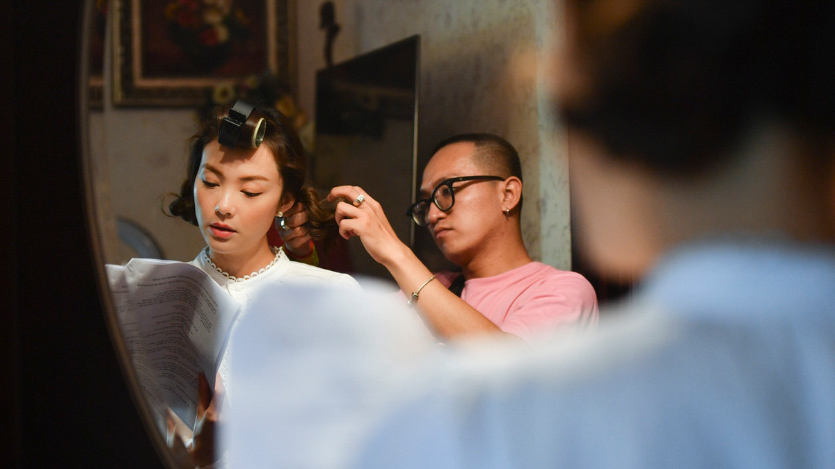 Một nhân viên make up của đoàn phim chỉnh trang lại tóc, dặm phấn cho tôi trước khi bước vào cảnh quay tiếp theo. Phần thoại của nhân vật Võ Tất Thắng khá nhiều. Vì thế, tôi phải ôn thường xuyên.