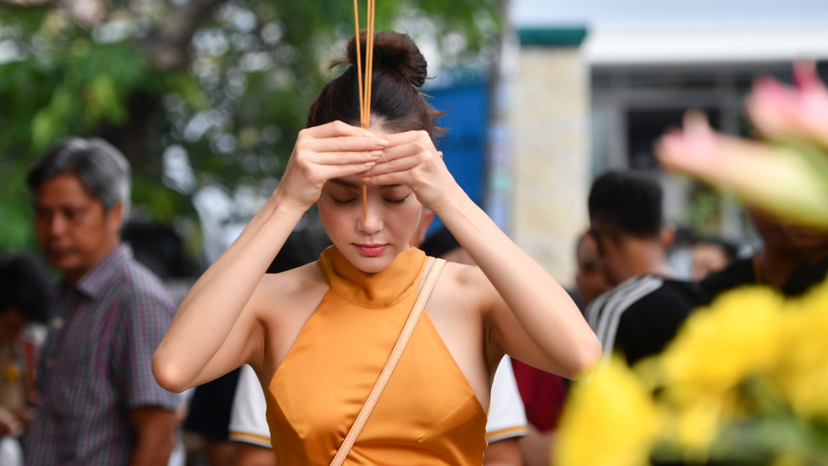 Hôm nay là ngày quay đầu tiên của đoàn phim. Từ 4h, tôi thức dậy để chuẩn bị đến địa điểm quay. Buổi cúng Tổ nghề, khai máy diễn ra ngay tại bối cảnh phim ở TP Thủ Đức (TP.HCM). Trong ngày đầu trở lại quay phim truyền hình, tôi vừa có chút hồi hộp, vừa háo hức.