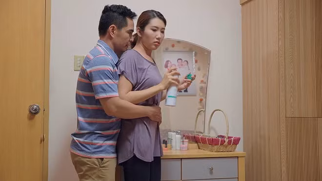 Kiệt (Trung Dũng) là người chồng nhu nhược và quá cả nể. Anh ở nhờ nhà Hân (Thúy Ngân) và chấp nhận sự coi khinh của vợ, mẹ vợ. Chỉ vì muốn giữ mái ấm cho hai con mà anh cam chịu tất cả. Trong khi vai Hân của Thúy Ngân bị khán giả ghét bỏ, chỉ trích thì Kiệt được đồng cảm, xót thương.