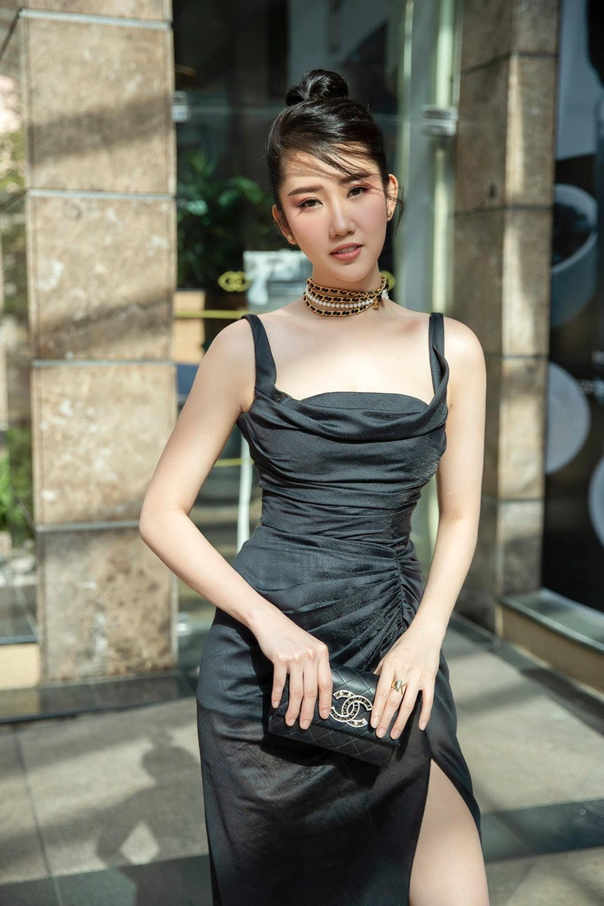 "Có lẽ mọi người thấy chúng tôi hợp tác ăn ý trong một số game show nên tích cực 'đẩy thuyền'. Hiện tại, chúng tôi vẫn là anh em, đồng nghiệp thân thiết", Thúy Ngân chia sẻ.