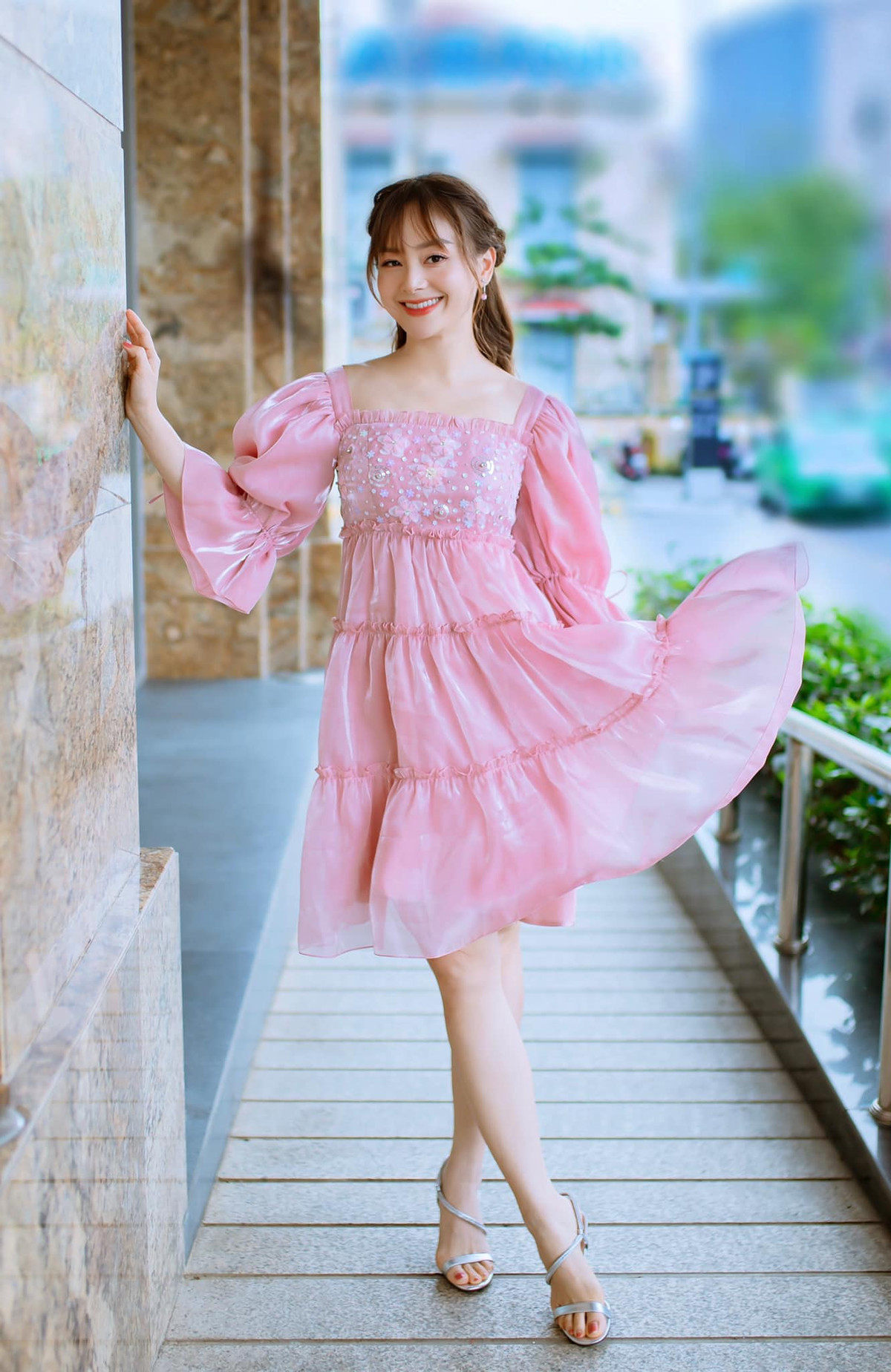 Không chỉ thành công trong sự nghiệp, nữ diễn viên phim "Bố già" còn có cuộc hôn nhân hạnh phúc cùng ông xã người Anh David Duffy. Cặp đôi kết hôn năm 2018 và có chung một cô con gái.