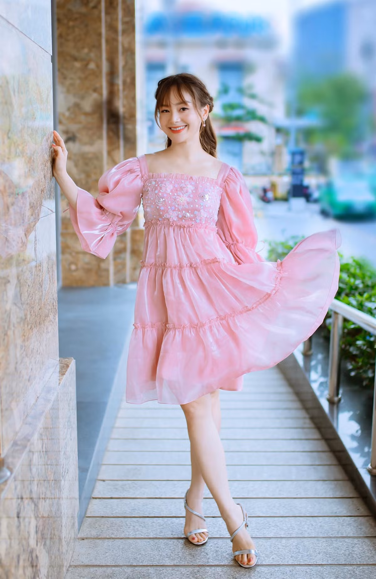 Không chỉ thành công trong sự nghiệp, nữ diễn viên phim "Bố già" còn có cuộc hôn nhân hạnh phúc cùng ông xã người Anh David Duffy. Cặp đôi kết hôn năm 2018 và có chung một cô con gái.