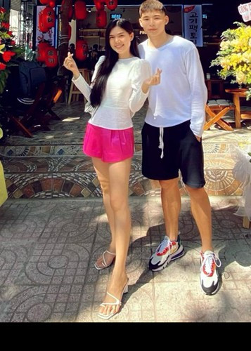 Sau khi bị Ngọc Trinh tố phản bội, Liễu Quang Vinh tiếp tục bị khui chuyện gạ gẫm gái xinh dù đã có người yêu. Cô gái trẻ tên Trương Thùy Linh còn tung tin nhắn làm bằng chứng nam cầu thủ thả thính, rủ rê cô gặp mặt.