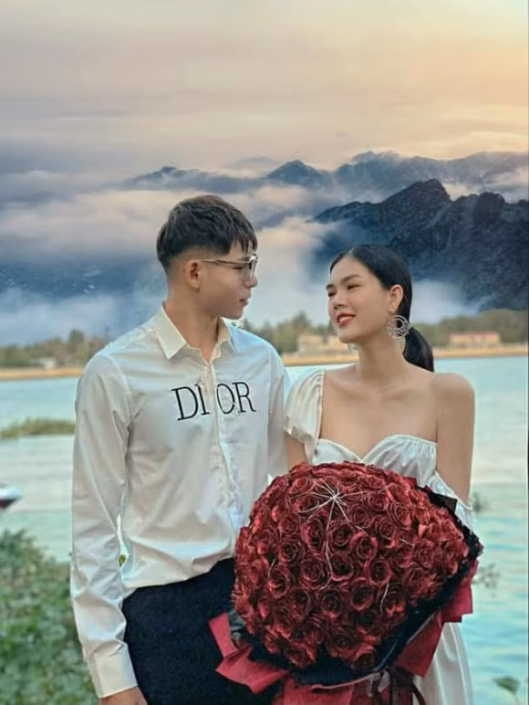 "Lúc mình check Facebook và biết có người yêu là chị Trinh rồi thì tôi đã có ý nghĩ hay nói cho chị ấy biết tên kia có ý định xấu sau lưng chị. Nhưng nghĩ nếu làm thế chị ấy buồn lắm và có thể phá tan tình yêu của họ nên cũng chỉ suy nghĩ vậy rồi gạt đi", cô gái này bày tỏ. Về phía Liễu Quang Vinh, trước lời tố "cắm sừng", lăng nhăng, anh vẫn chưa lên tiếng.