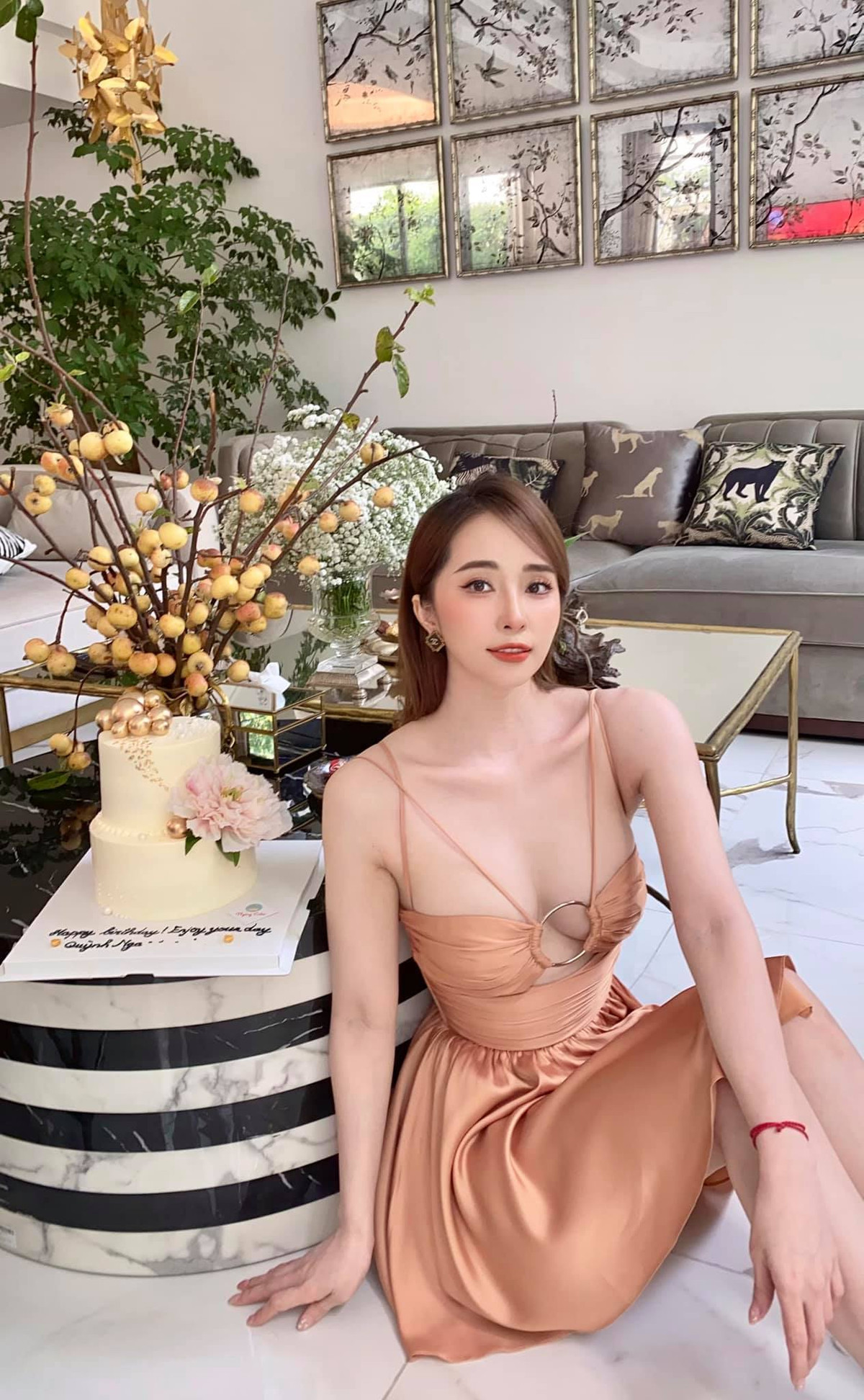 Quỳnh Nga sinh năm 1988, được biết đến nhiều nhất với biệt danh 'Cá sấu chúa' vì hình tượng trong bộ phim truyền hình Lập trình cho trái tim.