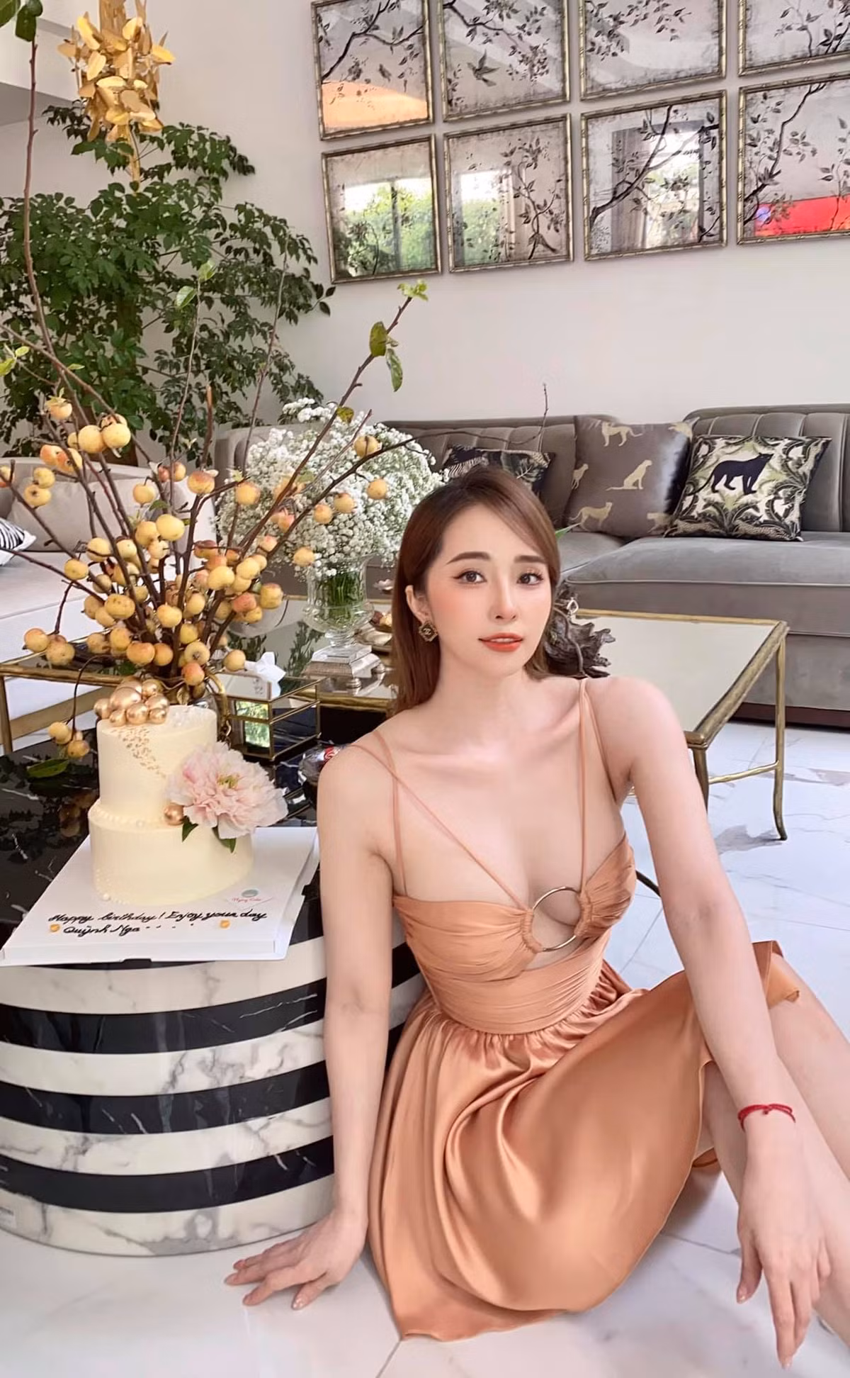 Quỳnh Nga sinh năm 1988, được biết đến nhiều nhất với biệt danh 'Cá sấu chúa' vì hình tượng trong bộ phim truyền hình Lập trình cho trái tim.