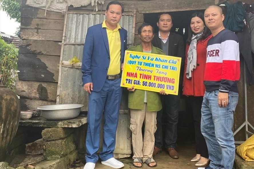 Khan gia cho Hoai Linh sua sai, “nga o dau dung len o do“!-Hinh-2