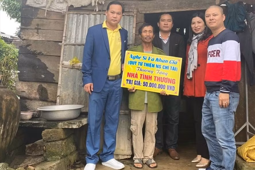 Khan gia cho Hoai Linh sua sai, “nga o dau dung len o do“!-Hinh-2